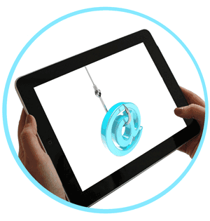 Une tablette entre les mains, une personne reçoit dans sa boîte e-mail un message frauduleux et se demande comment se protéger du phishing.